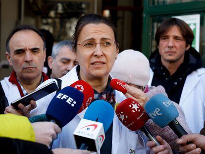 La secretaria general del sindicato médico Amyts, Ángela Hernández, atiende a los medios a las puertas de la Consejería de Sanidad.