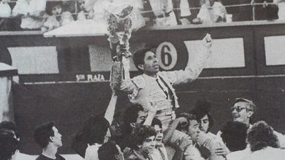 Manili, a hombros en Las Ventas el 5 de junio de 1988.