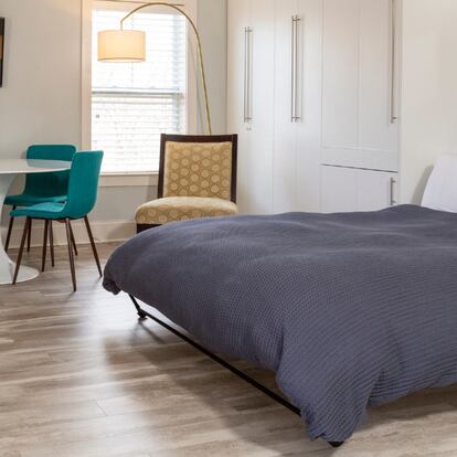 Ahorra espacio en tu hogar con una cama plegable. GETTY IMAGES.