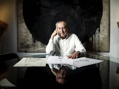 El diseñador de moda Elio Berhanyer, durante una entrevista en su casa de Madrid en 2016, con algunos de sus dibujos encima de la mesa.