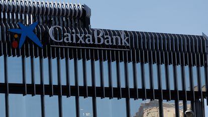 Fachada del edificio de CaixaBank, a 5 de abril de 2023, en Madrid (España). CaixaBank es un banco español con sede en Madrid, fundado en 2011 por la Caja de Ahorros y Pensiones de Barcelona, que aportó los activos y pasivos de su negocio bancario. La empresa cotiza en la Bolsa de Madrid (CABK) y forma parte del índice IBEX 35.
05 ABRIL 2023;MADRID;CAIXABANK;SEDE
Eduardo Parra / Europa Press
05/04/2023