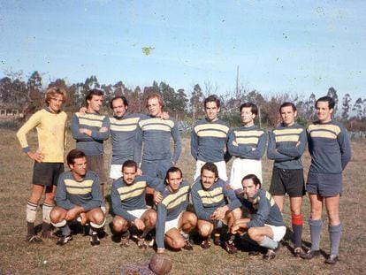 Una de las últimas fotos de los jugadores del Numa Turcatti antes del accidente aéreo de Los Andes, en 1972. Turcatti, agachado, el segundo por la izquierda. Foto cedida por Raúl Zorrilla