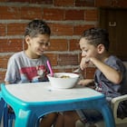 Samuel, de siete años, y Daniel, de cinco, son dos hermanos que viven en la periferia de São Paulo, en Brasil. Desde que su colegio cerró, comen lo mismo todos los días desde que su escuela cerró: arroz y frijoles con huevo o un embutido