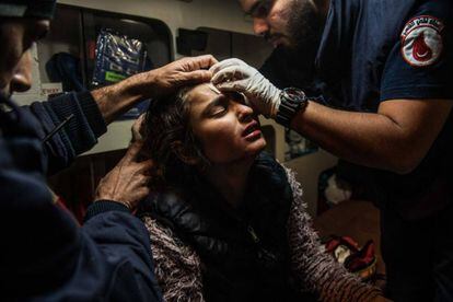 Dumoo Akael, de 12 años, es trasladada en una ambulancia de la Defensa Civil libanesa a un hospital de Beirut, el pasado 18 de enero.