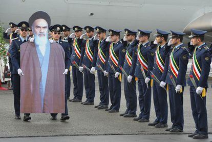 Recreación de la llegada del ayatolá Ruholá Jomeini, fundador de la República Islámica de Irán, al aeropuerto de Teherán desde su exilio en Francia el 1 de febrero de 1979.