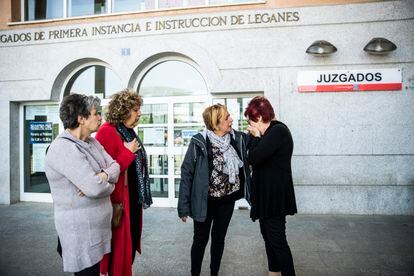 Desde la izquierda, María Antonia, Mari Carmen, Belén y Esperanza Muñoz Tavira, en la puerta del juzgado de primera instancia de Leganés, (Madrid).