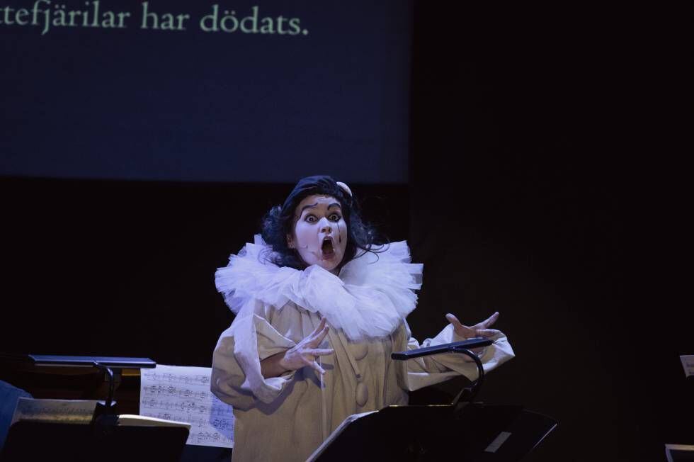 Patricia Kopatchinskaja, caracterizada como Pierrot durante la interpretación de 'Pierrot lunaire' de Arnold Schönberg.