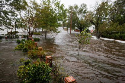 El agua del río Neuse inunda las calles de la ciudad New Bern (Carolina del Norte), el 14 de septiembre.