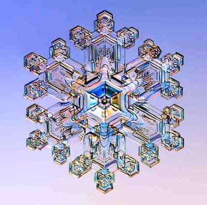 Cristal de nieve natural fotografiado durante una ligera nevada en el Estado de Vermont (EE UU), a través de un fotomicroscopio especial, con luces de colores y filtros.
