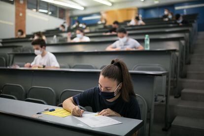 Estudiantes durante un examen de Selectividad, en la UPC, el pasado 7 de julio.