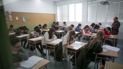 Alumnos de un instituto de Barcelona, durante las pruebas de las competencias básicas, en una imagen de archivo.