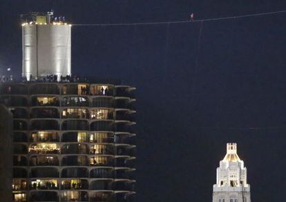 Nick Wallenda cruza entre dos rascacielos por un alambre.