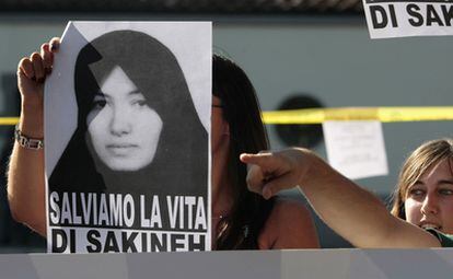 Manifestación a favor de Sakineh Ashtianí frente a la puerta de la embajada iraní en Roma.
