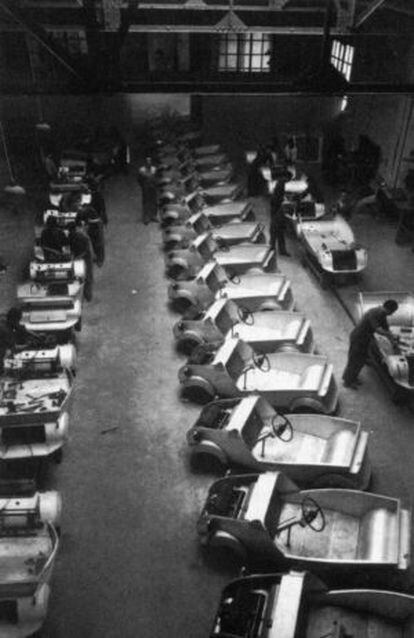 Cadena de producció dels tallers en el quals la fàbrica Autonacional de Barcelona produïa el Biscuter.