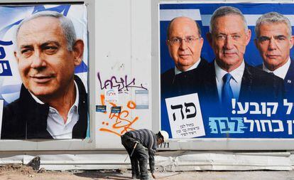Carteles electorales de Likud (izquierda) y de Azul y Blanco, en Tel Aviv.