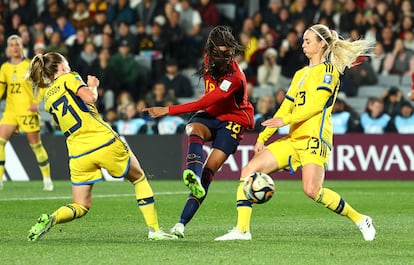 Salma Paralluelo throws the ball to score the first goal for La Roja.