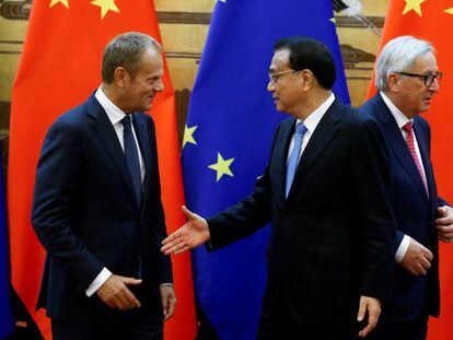 El presidente del Consejo Europeo, Donald Tusk, junto al primer ministro chino, Li Keqiang, y al presidente de la Comisión Europea, Jean-Claude Juncker, en Pekín, en 2018. 