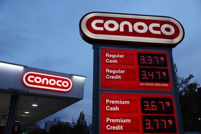 Illuminated panel with fuel prices, on November 11 at a gas station in Brooklyn (New York).