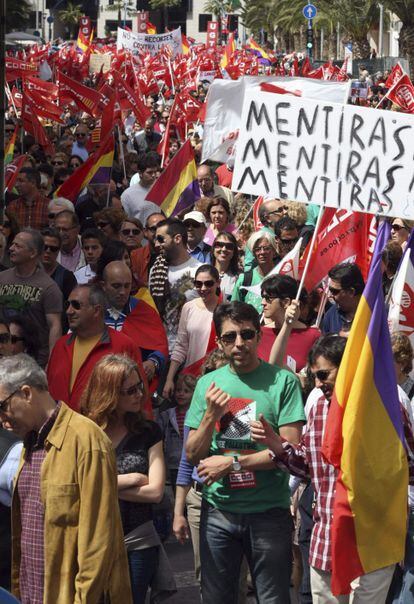 Cabecera de la manifestación contra los recortes en los servicios públicos convocada por los sindicatos en Alicante.