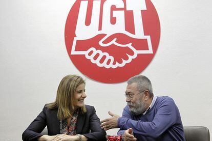 La ministra de Empleo, Fátima Báñez, y el líder de UGT, Cándido Méndez, en la sede del sindicato.