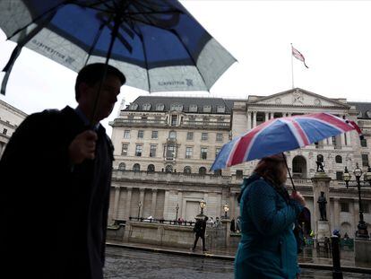 Un turista con un paraguas del 'Union Jack' cerca del Bank de Inglaterra este jueves.