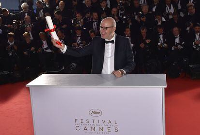 El director español Juanjo Giménez posa con su trofeo durante una sesión de fotos después de ser galardonado con la Palma de Oro al mejor cortometraje para la película 'Timecode'.