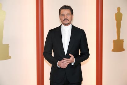 Pedro Pascal posa en la alfombra roja de la gala de los Oscar, en Hollywood, el 12 de mazo de 2023.