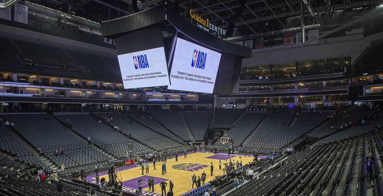 Vista del Chesapeake Energy Arena, estadio de los Oklahoma City Thunder, con el anuncio en los videomarcadores de la suspensión del partido ante los Utah Jazz.