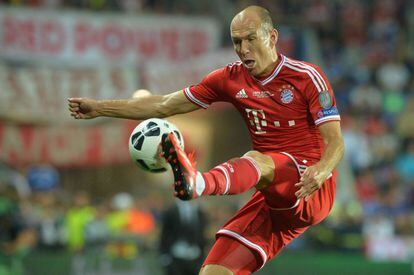 Arjen Robben trata de controlar el balón en una acción ofensiva del Bayern.