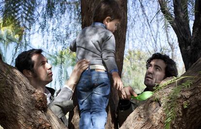 Ricardo Lucas e Iván Vallejo con su hijo en 2012.