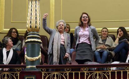 Colectivos de mujeres abuchean al ministro Alonso en el Congreso.
