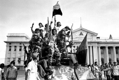 Tropas del Frente Sandinista de Liberación Nacional (FSLN) festejan en la Plaza principal de Managua, Nicaragua el 19 de julio de 1979.