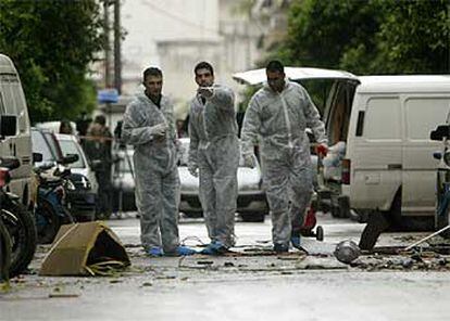 Artificieros de la policía griega rastrean la zona en la que se produjeron las explosiones.