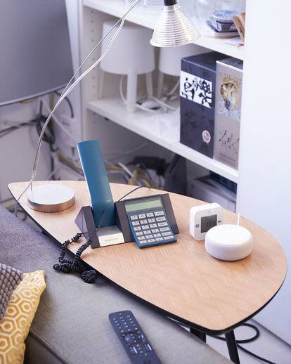 Teléfono de Bang & Olufsen de principios de los noventa. A la derecha, altavoz inteligente Alexa Echo Dot blanco.