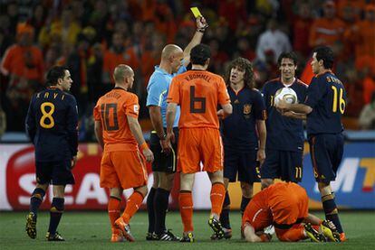 Webb muestra una tarjeta amarilla a Puyol.