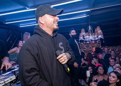 The singer J Balvin, during a surprise concert in a bar in Medellín, this month.