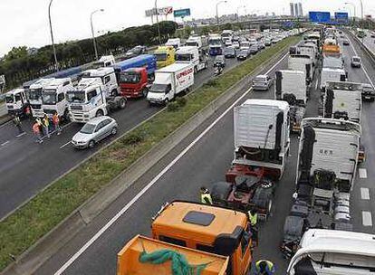 La concentración de camiones en la A-1, a la entrada de Madrid, provocó grandes retenciones.