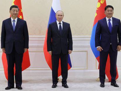 El presidente chino,Xi Jinping, junto con el presidente ruso, Vladimir Putin, y el presidente mongol, Ukhnaa Khurelsukh.