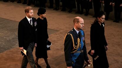 El príncipe Enrique y Meghan Markle caminan detrás de Guillermo de Inglaterra y Kate Middleton por el pasillo de la abadía de Westminster, el pasado 14 de septiembre, durante el funeral de su abuela, la reina Isabel II.