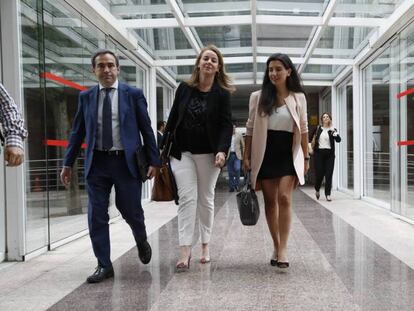 Rocío Monasterio a su llegada a la Asamblea de Madrid. En vídeo, Juan Trinidad (Ciudadanos), elegido presidente de la Asamblea de Madrid.