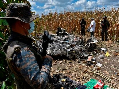Elementos del ejército guatemalteco custodian el sitio donde se estrello la aeronave.