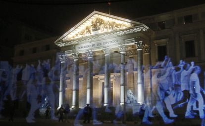 Holograma de la manifestaci&oacute;n, anoche frente al Congreso de los Diputados, convocada por la plataforma No Somos Delito. 