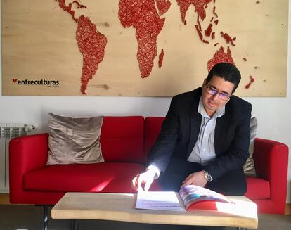 Vernor Muñoz Villalobos, ex Relator Especial de las Naciones Unidas sobre el derecho a la educación entre 2004 y 2010, lee el informe 'Educar es incluir, un camino que garantiza derechos', escrito por él y producido por la ONG Entreculturas.