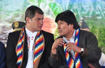 El presidente de Ecuador, Rafael Correa (i), y su hom&oacute;logo boliviano, Evo Morales.