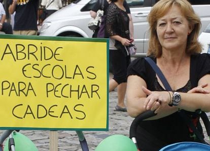 Maribel, una abuela de O Incio, apoyada en el carrito de su nieto antes de la manifestación.