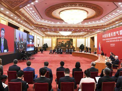 Xi Jinping habla con el presidente ruso, Vladimir Putin, por videoconferencia, desde Pekín, este lunes.