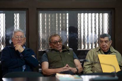 Los excomandantes del Ejército guatemalteco Benedicto Lucas García, al centro, Manuel Callejas, a la derecha, y César Octavio Noguera Argueta, esperan al juez Miguel Ángel Gálvez en un tribunal de Ciudad de Guatemala, el 25 de noviembre de 2019.