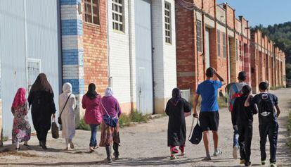 Un grupo de j&oacute;venes se dirige a la mezquita del barrio de Sant Salvador, en Tarragona. 