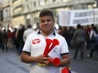 Osorio, vendedor de banderas y trompetas, en una manifestación
