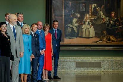 Desde el fondo y ante 'Las Meninas', de Velázquez, el cuadro más icónico de la pinacoteca madrileña, el presidente del Gobierno, Pedro Sánchez; su esposa, Begoña Gómez; el presidente del Consejo Europeo, Charles Michel; el presidente de Francia, Emmanuel Macron, su mujer, Brigitte Macron; y el primer ministro albanés, Edi Rama, y su mujer, Linda Rama, posan para la foto de familia el miércoles en el Museo del Prado.